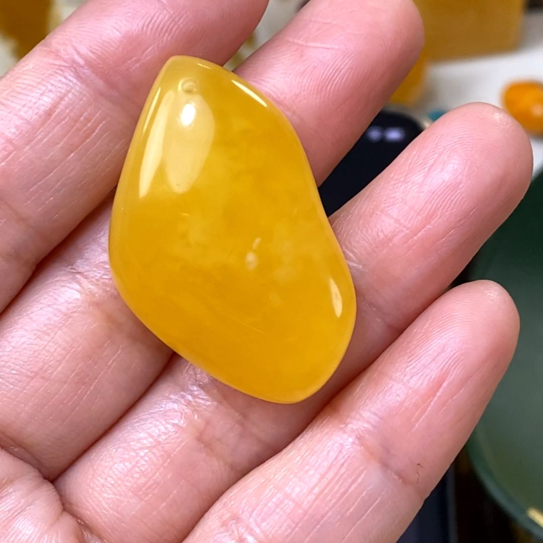 裸石琥珀未镶嵌爱*飞随行吊坠