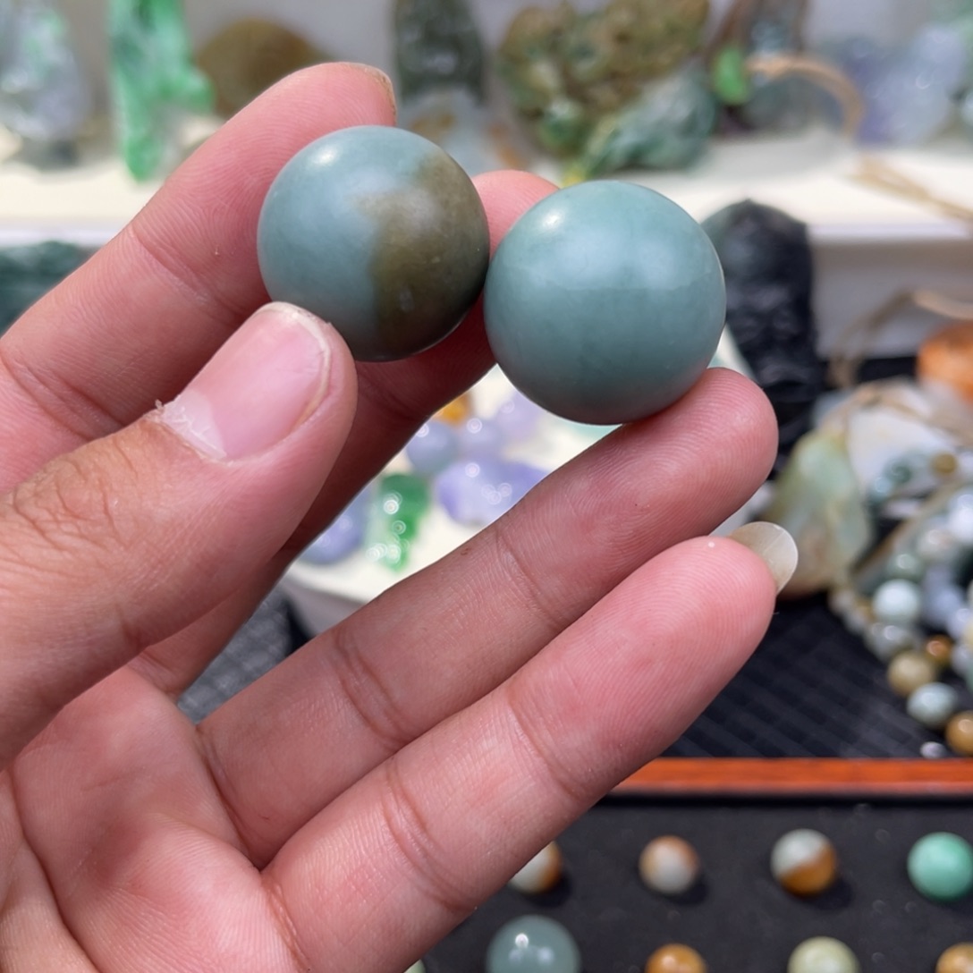 翡翠散珠卡2324大珠子。一颗有裂。漏了