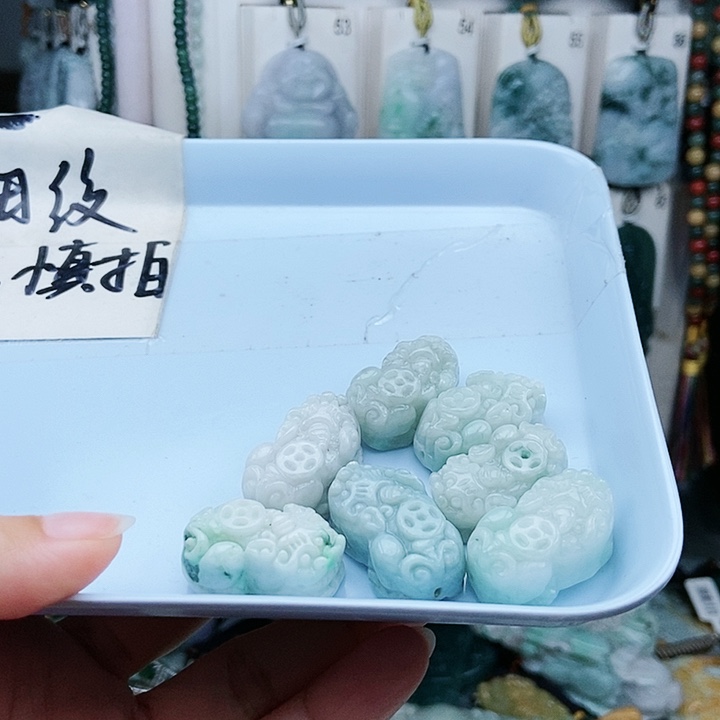 颈饰足铂镶嵌翡翠翡翠