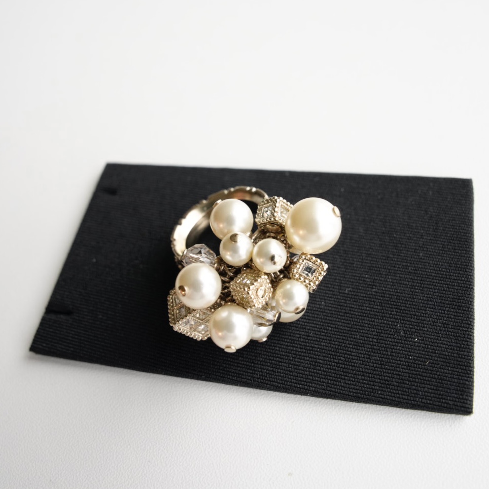 Chanel立体闪钻珍珠花簇戒指