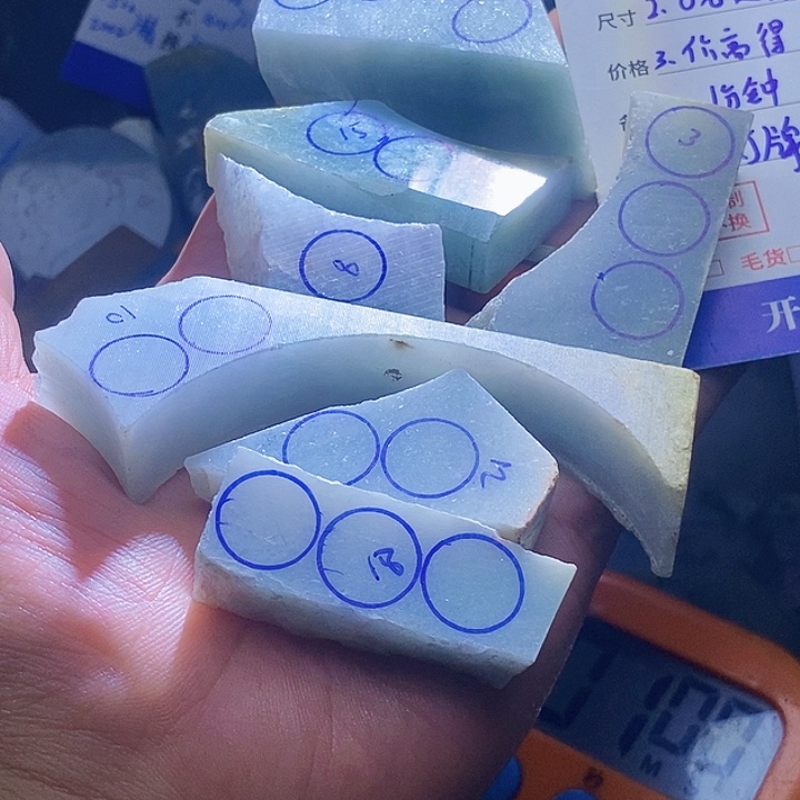 翡翠未镶嵌颈饰已*载翡翠