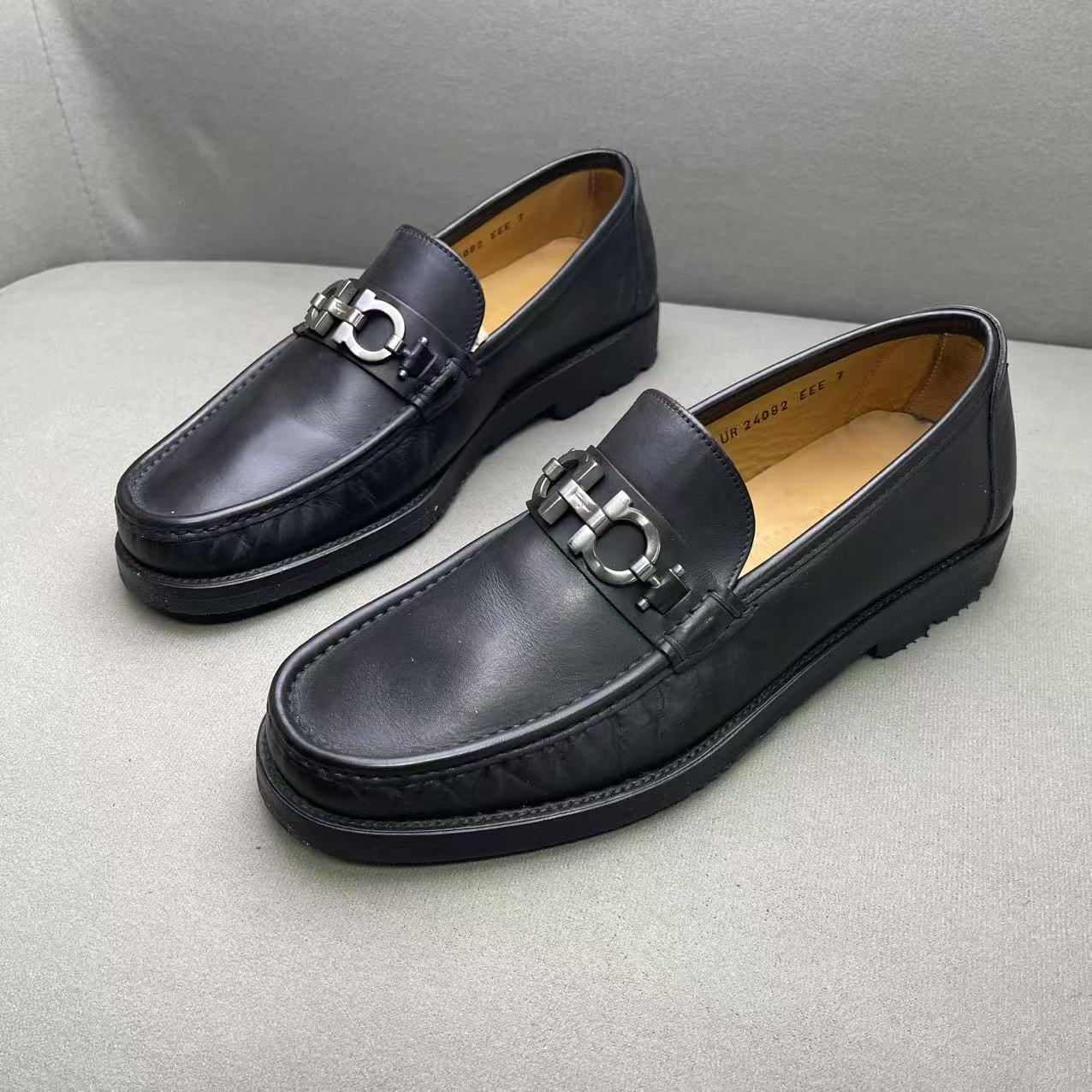 95新 FERRAGAMO/菲拉格慕 黑色皮面银马蹄扣时尚皮鞋 多尺码