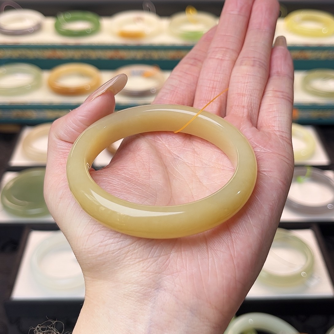 和田玉手镯未镶嵌蜜糖