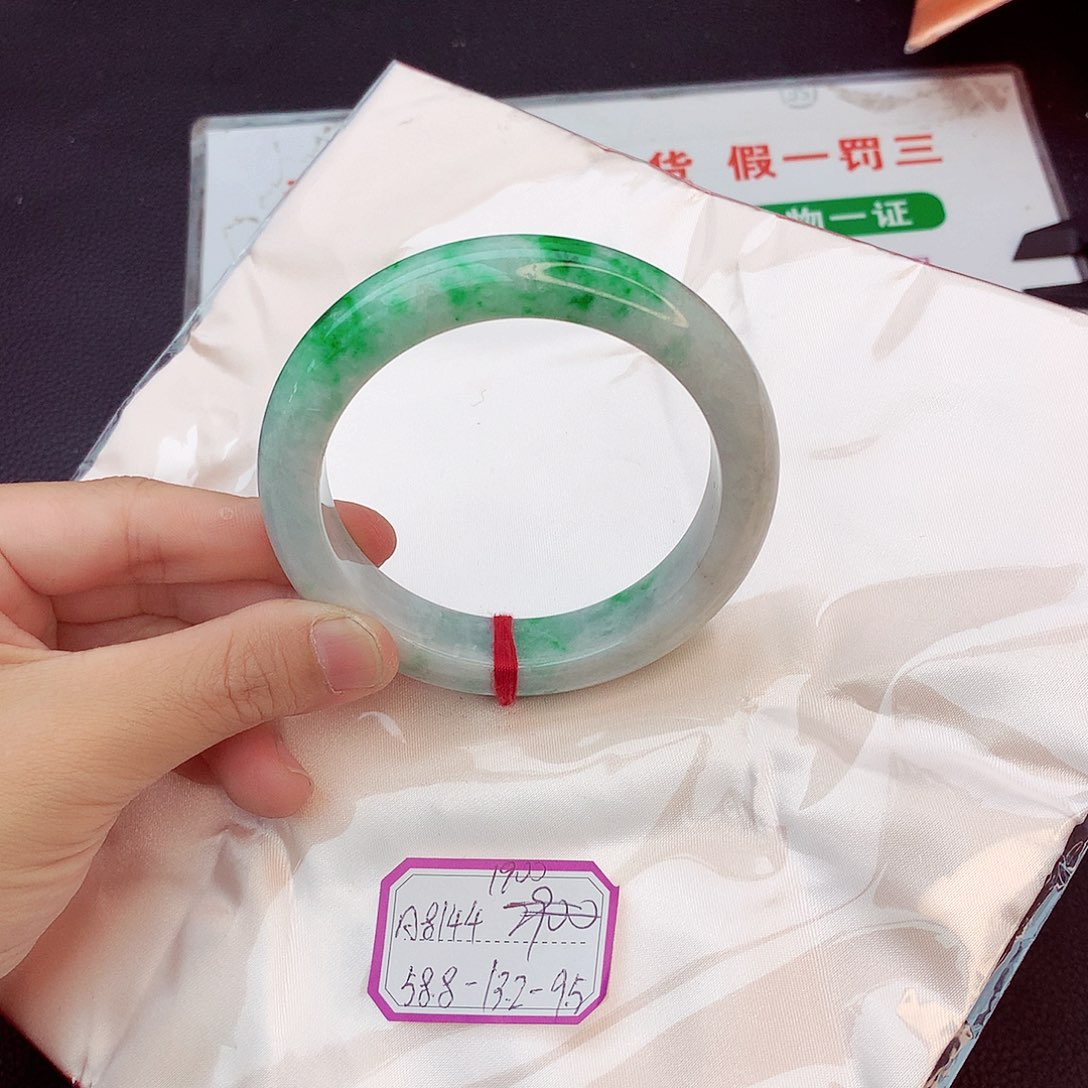 翡翠手镯未镶嵌翡翠