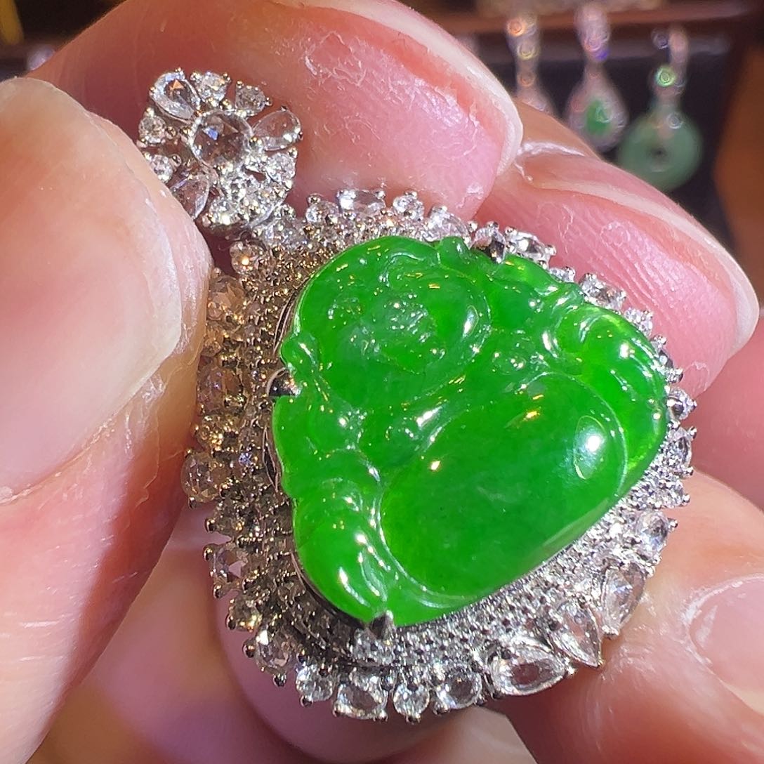 翡翠颈饰18K金镶嵌阳绿佛公满色