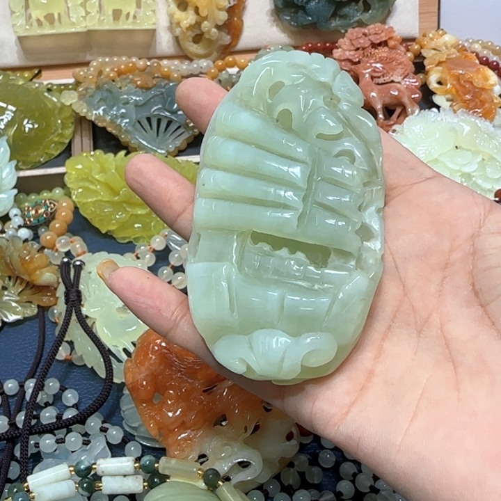 未镶嵌蛇纹石玉吊坠