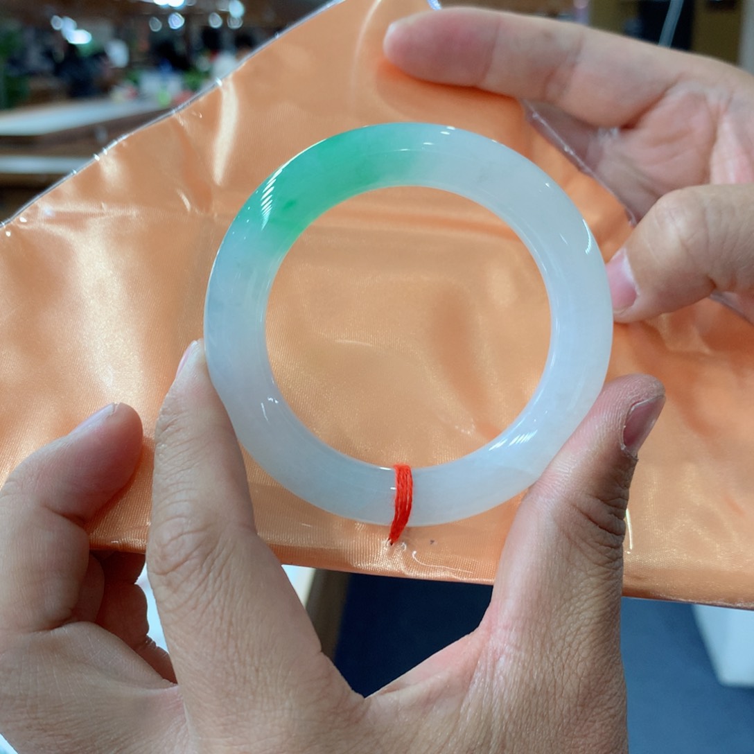 翡翠手镯未镶嵌大*头买断