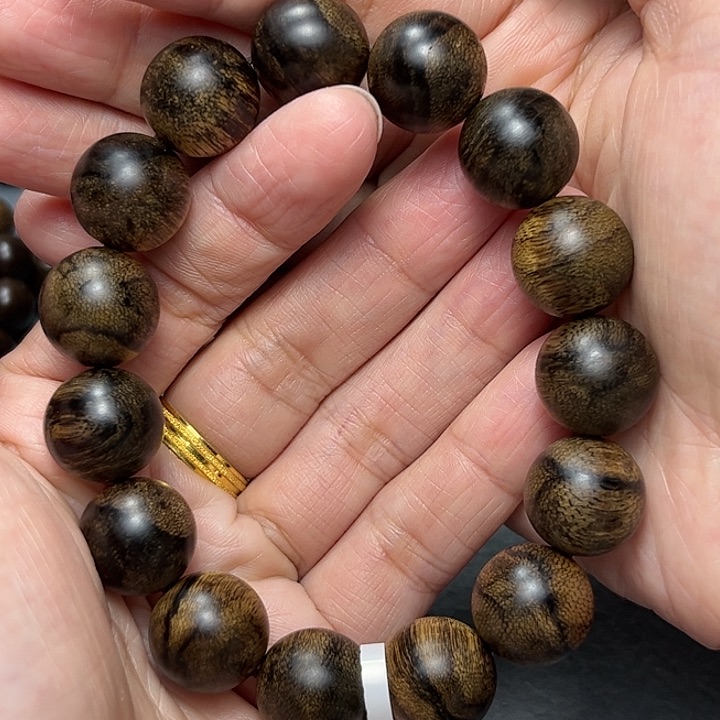 沉香手串白棋虎皮留疤