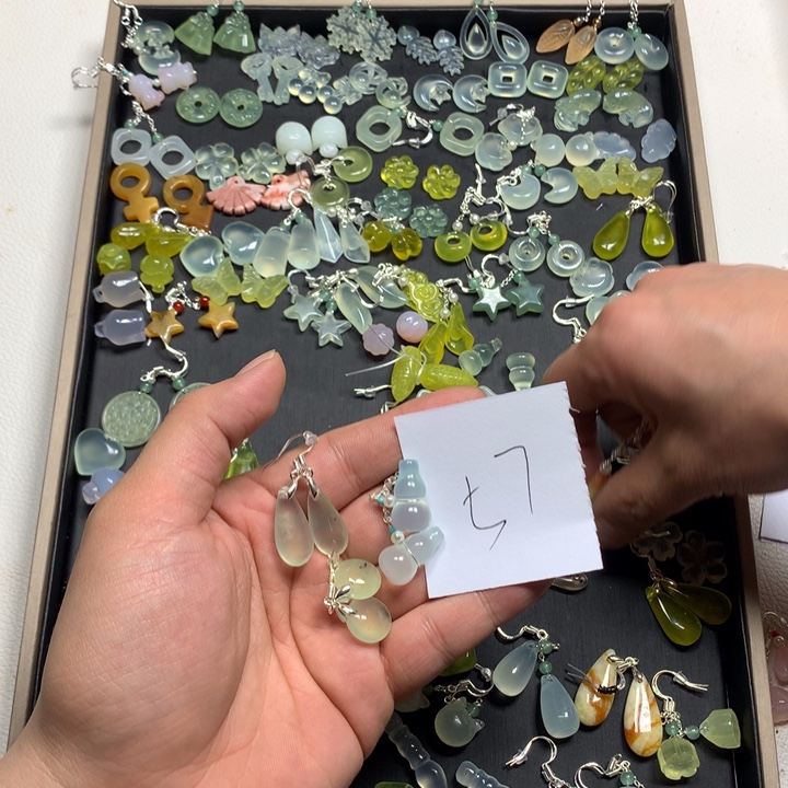 杏***仁蛇纹石玉合金耳钉