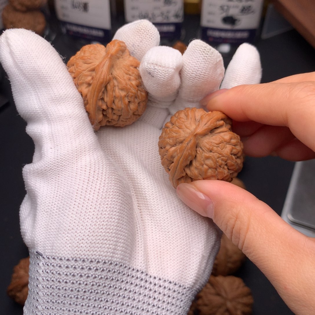 文玩核桃吊坠莲花