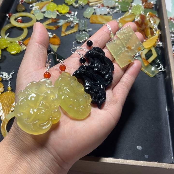 蛇纹石玉合金耳饰