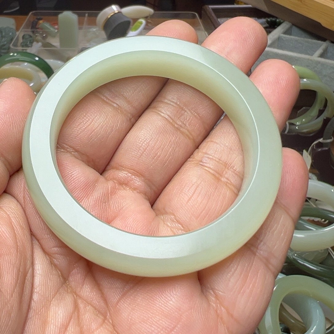 和田玉未镶嵌手镯