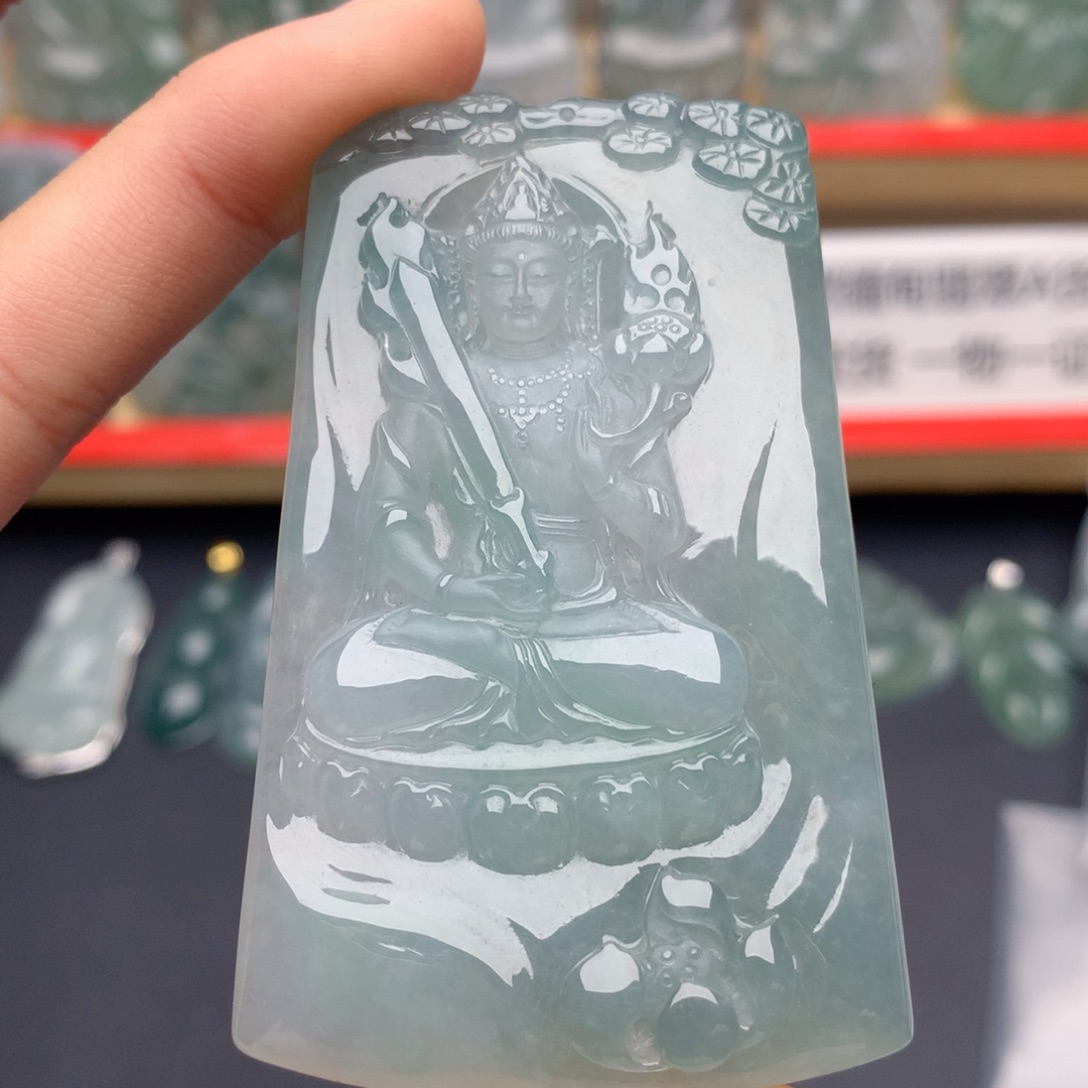 翡翠未镶嵌颈饰虚空藏