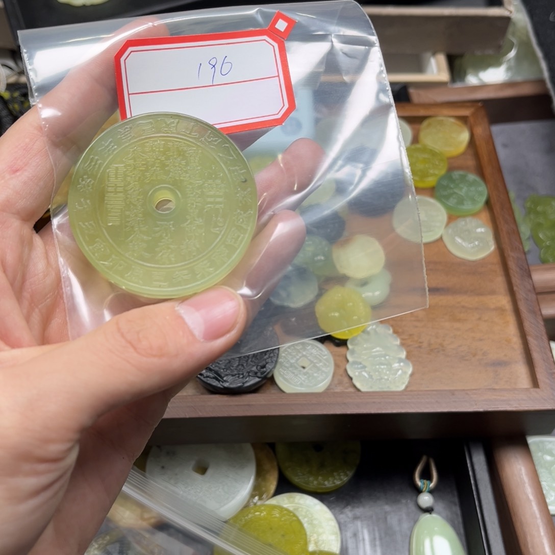 蛇纹石玉颈饰合金其*
