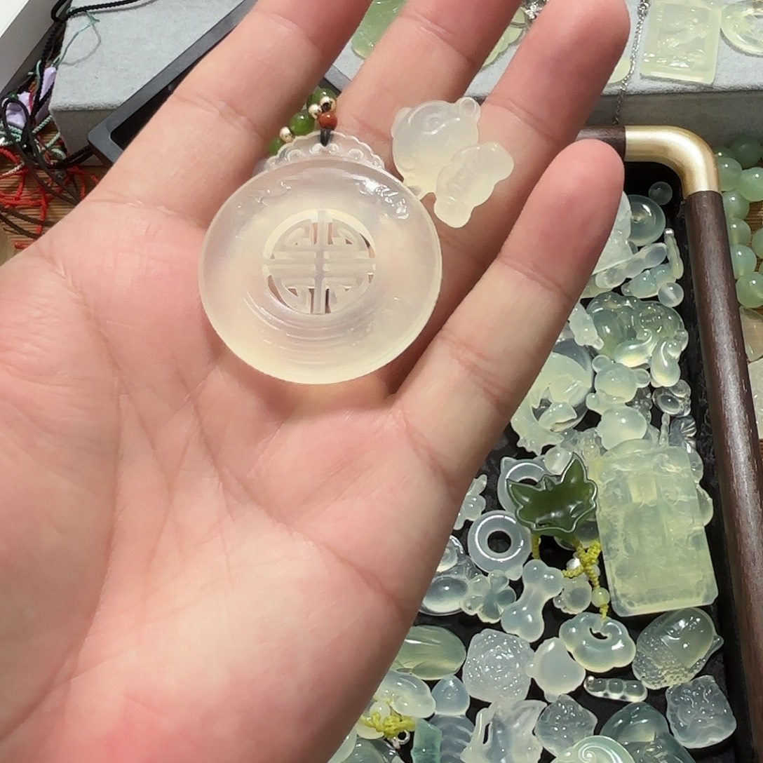 大****蛇纹石玉未镶嵌颈饰