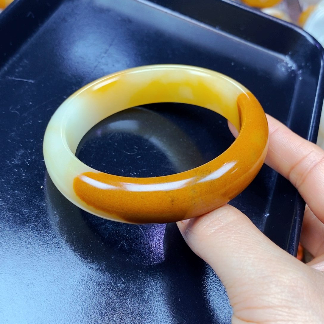 未镶嵌石英质玉（黄龙玉）颈饰