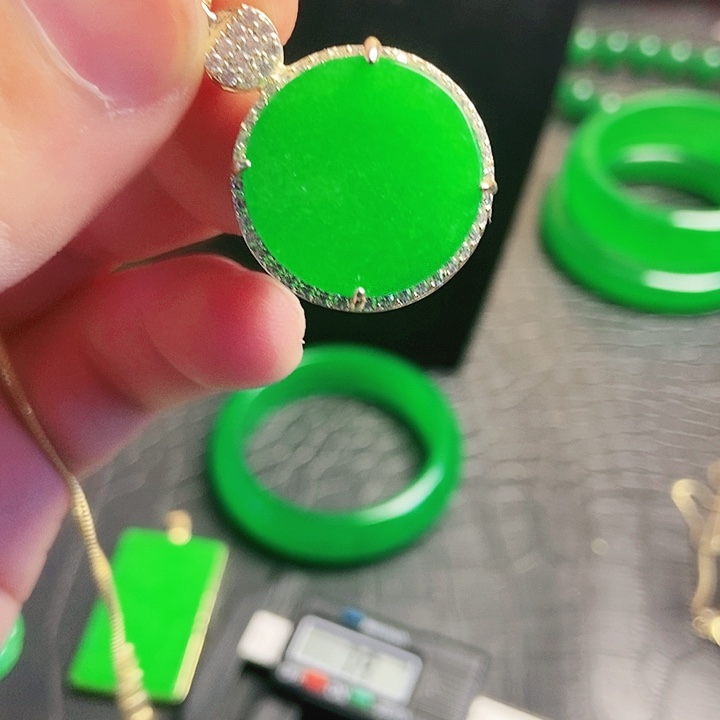 翡翠14K金镶嵌颈饰吊坠