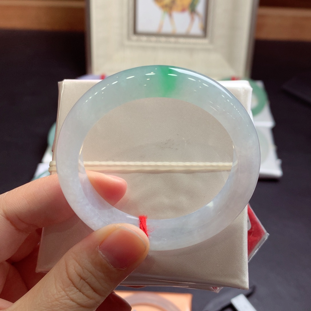 翡翠手镯未镶嵌天然翡翠