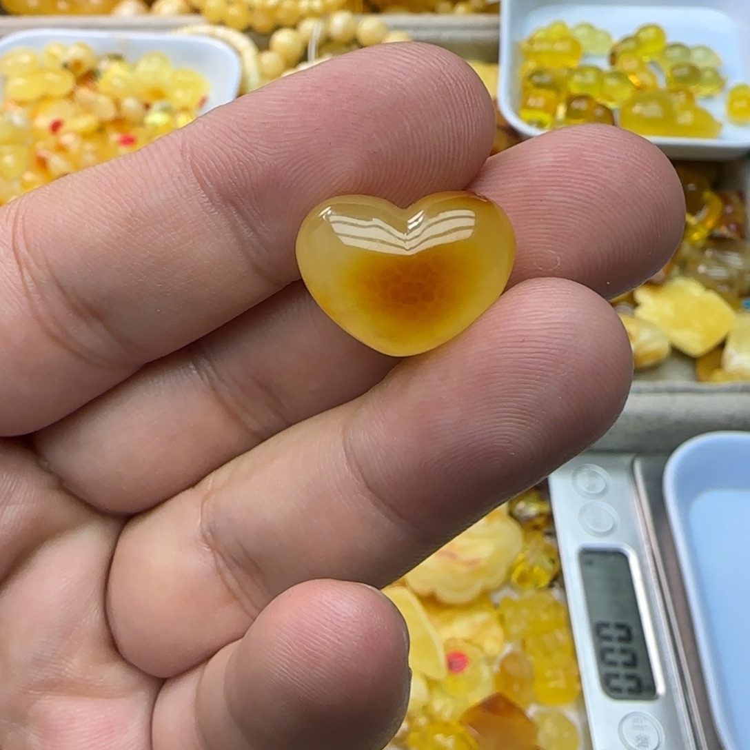 琥珀未镶嵌裸石2.08克有瑕