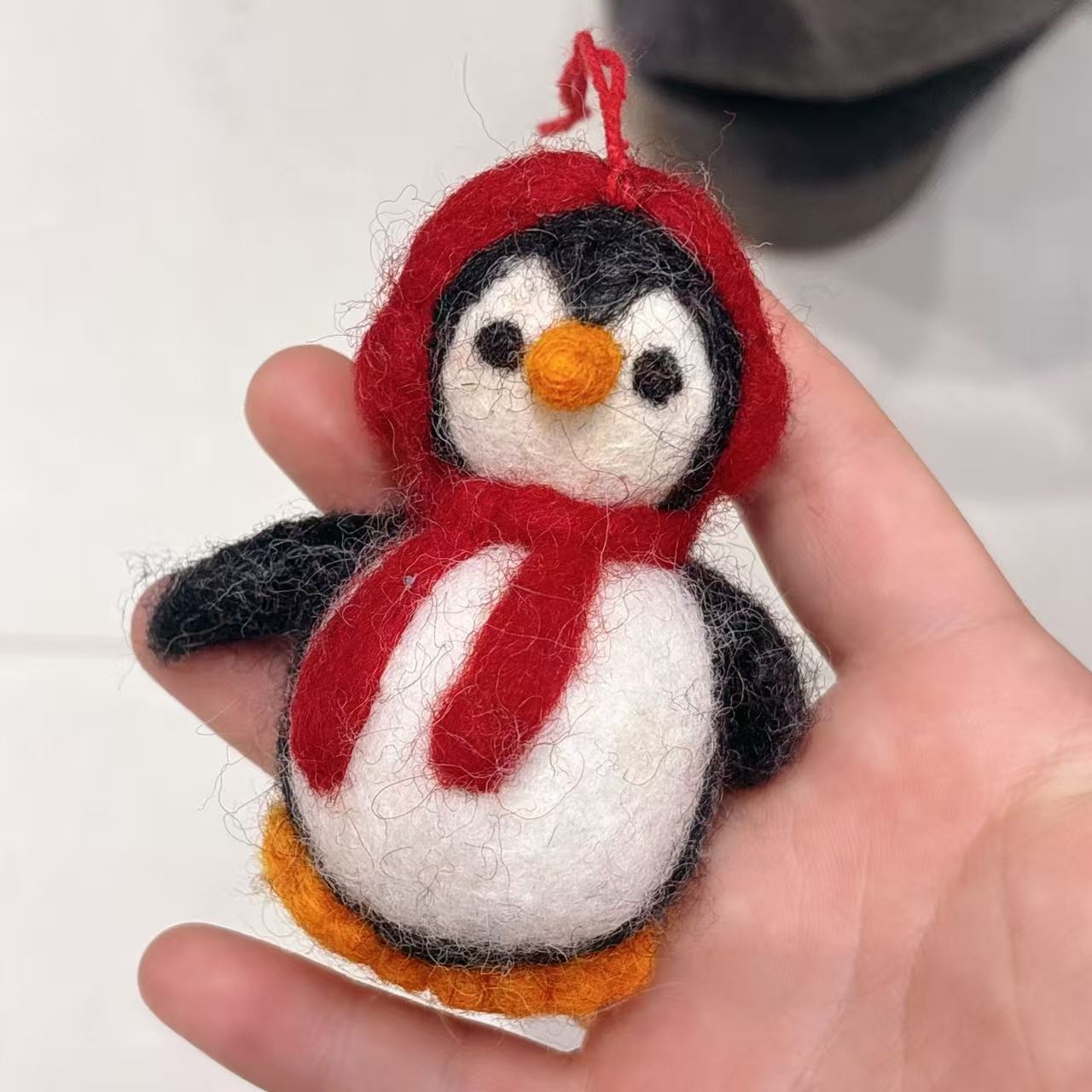 手工羊毛毡企鹅手机挂件