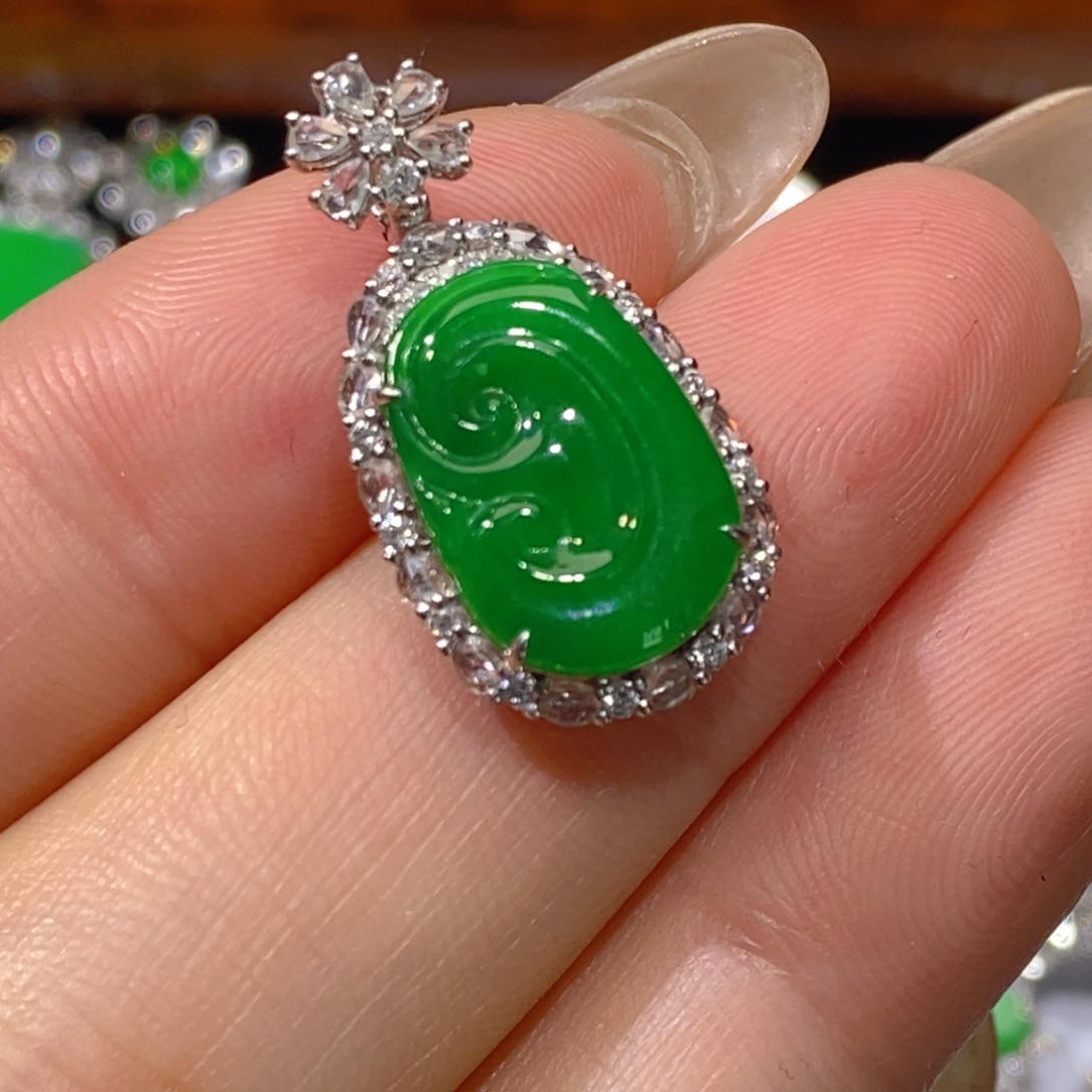 翡翠18K金镶嵌颈饰如意