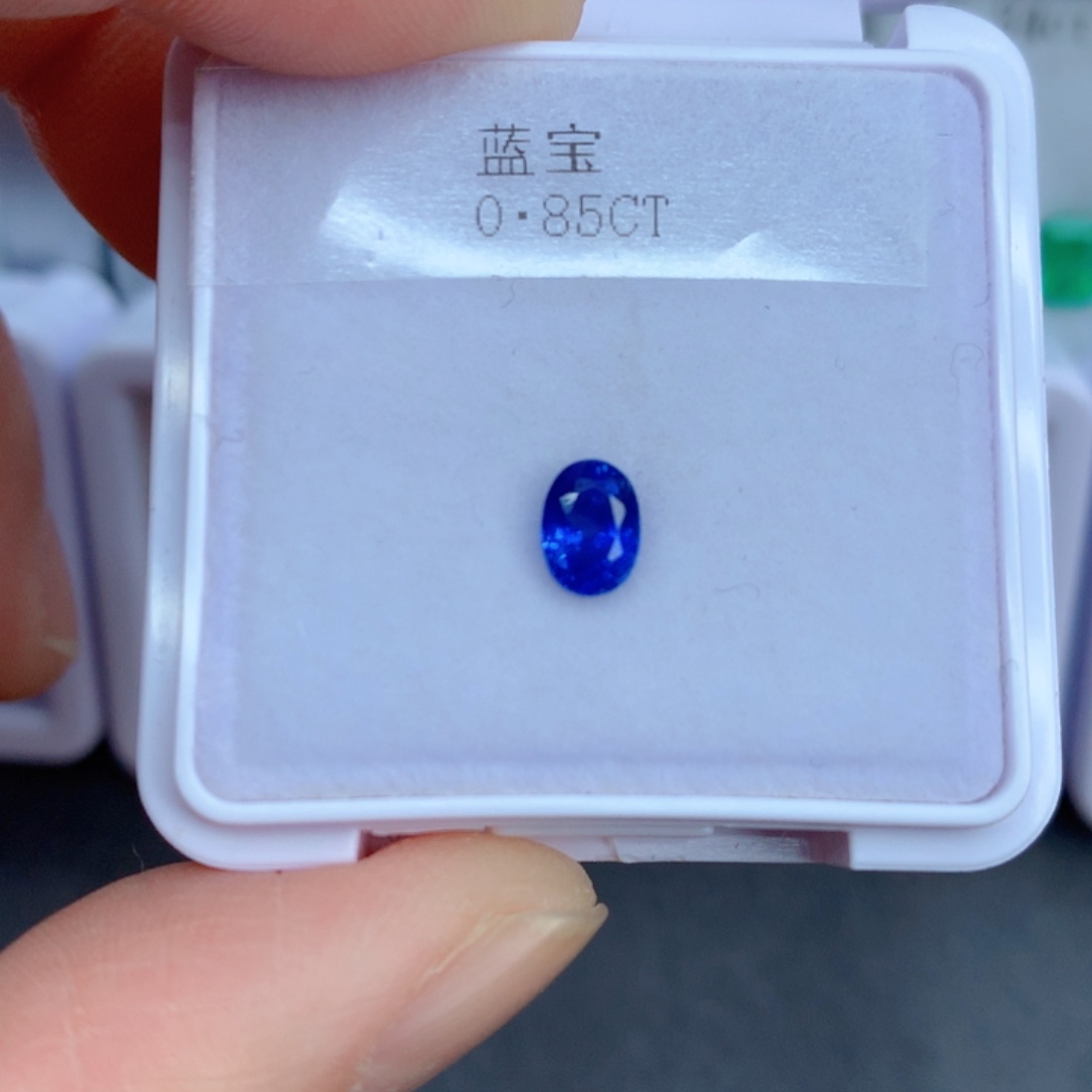 0.85克拉裸石蓝宝石未镶嵌