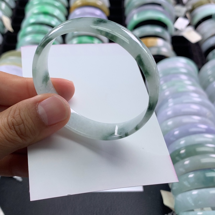 翡翠未镶嵌手镯公主