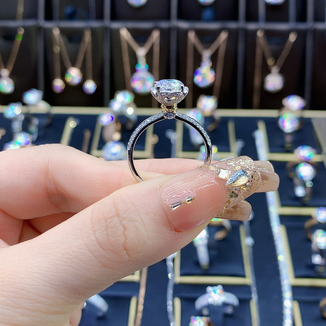 合成碳硅石（莫桑石）戒指/指环18K金镶嵌?**～