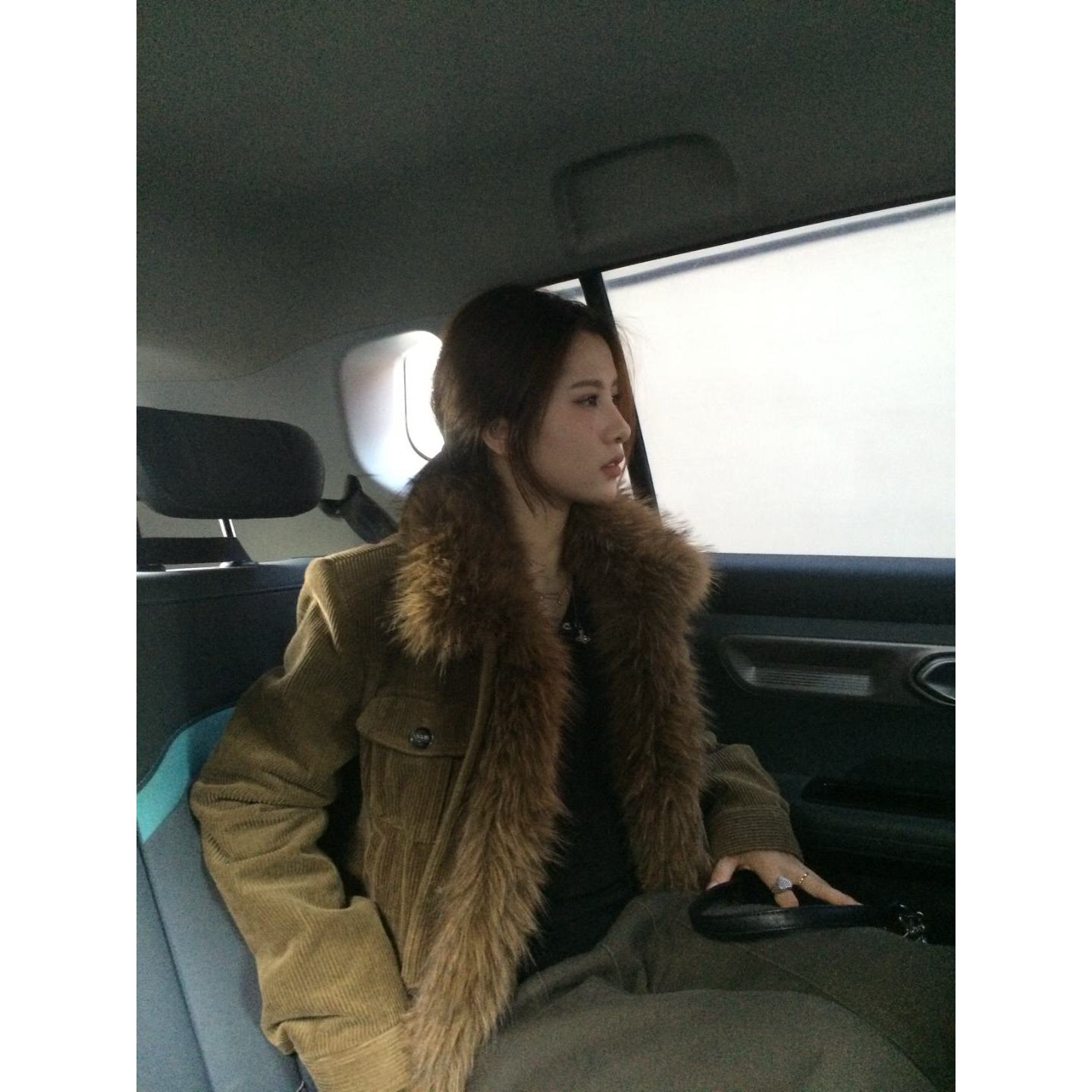 来自b0【财阀千金】秋冬灯芯绒可拆卸洋气毛毛领棉服【V3848】