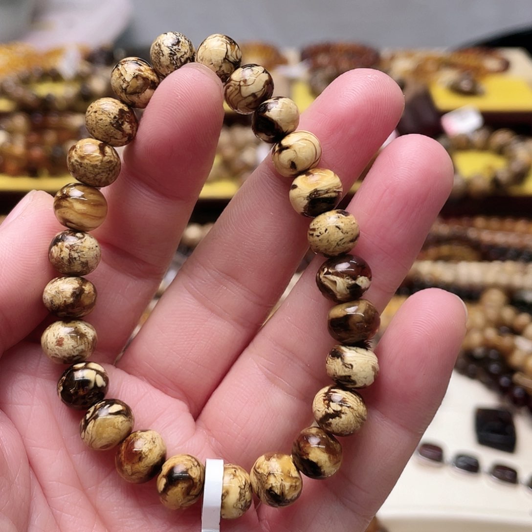 琥珀裸石未镶嵌九