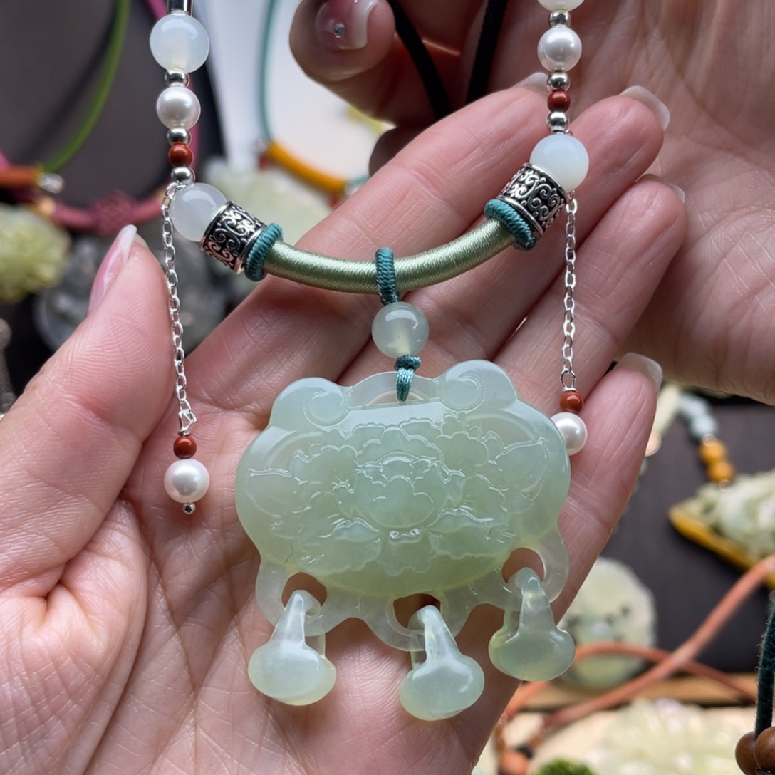 蛇纹石玉未镶嵌颈饰