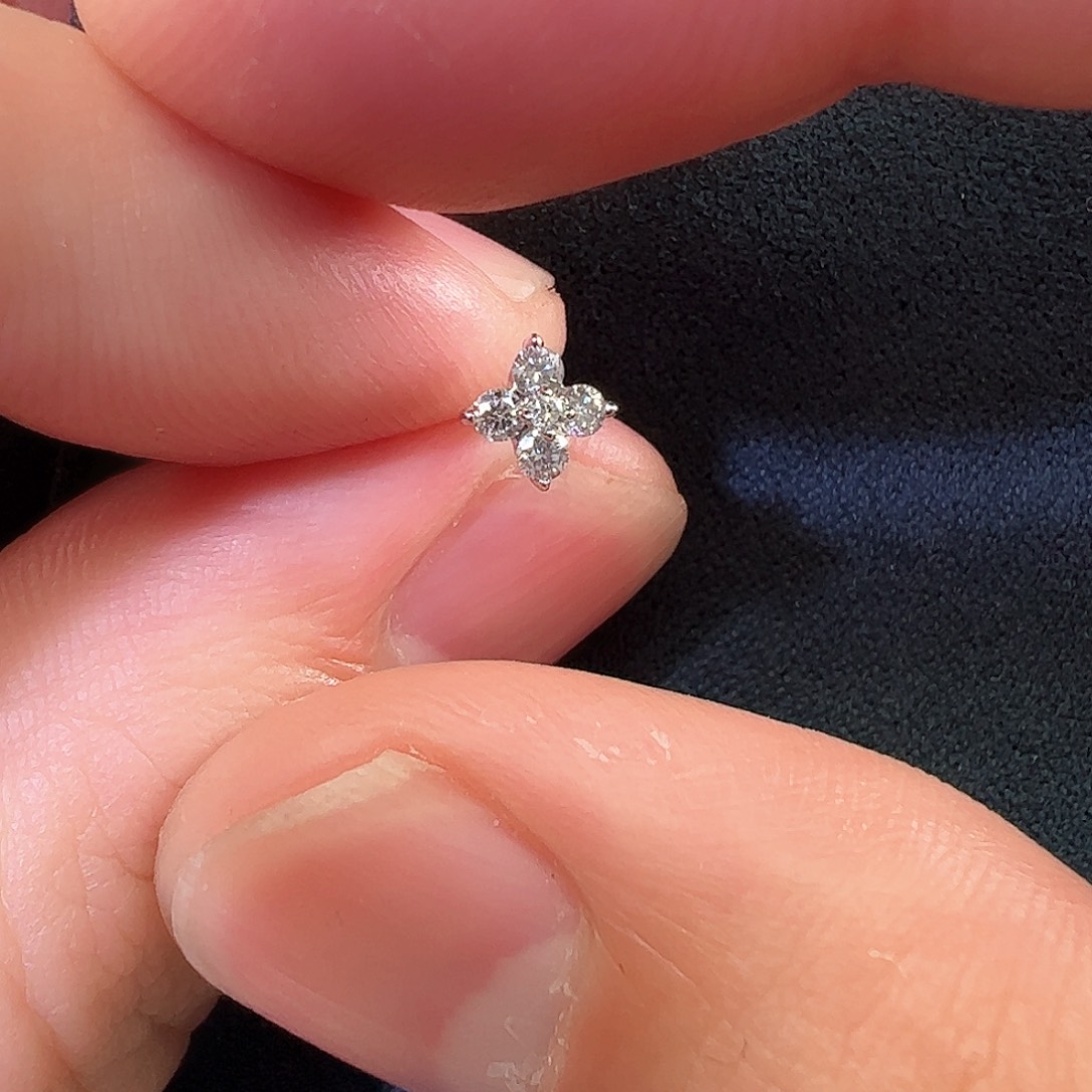 钻石耳饰18K金镶嵌单只四叶草螺丝耳骨钉