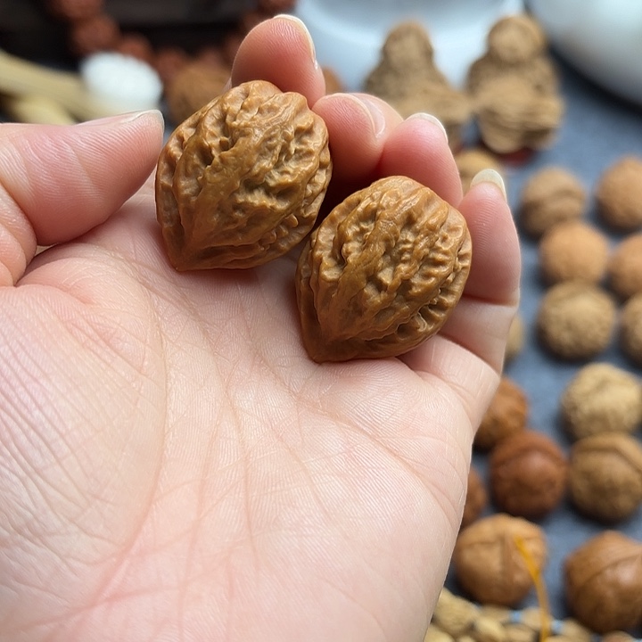 文玩核桃把件粗筋八棱1695