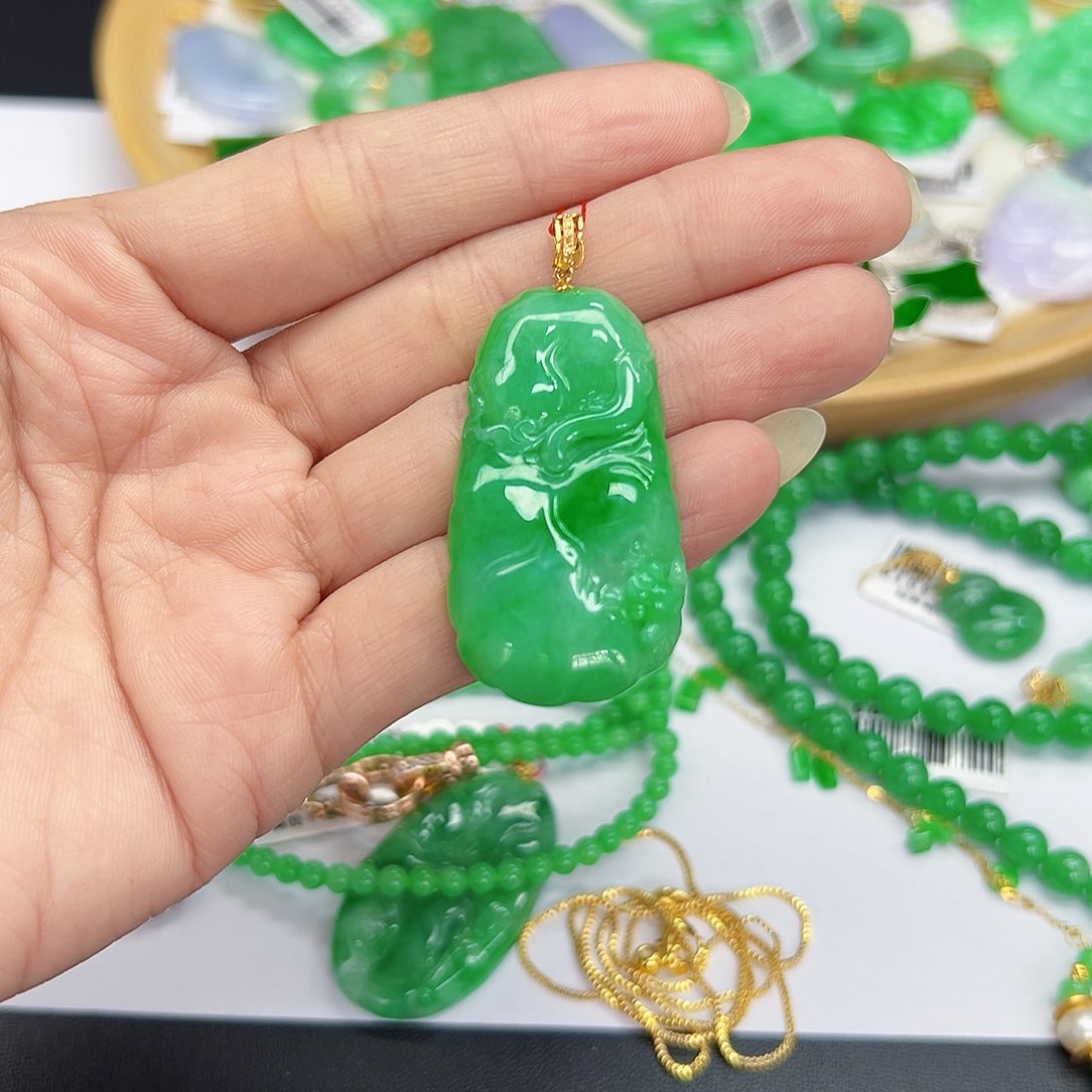 翡翠颈饰18K金镶嵌天然缅料A货一件