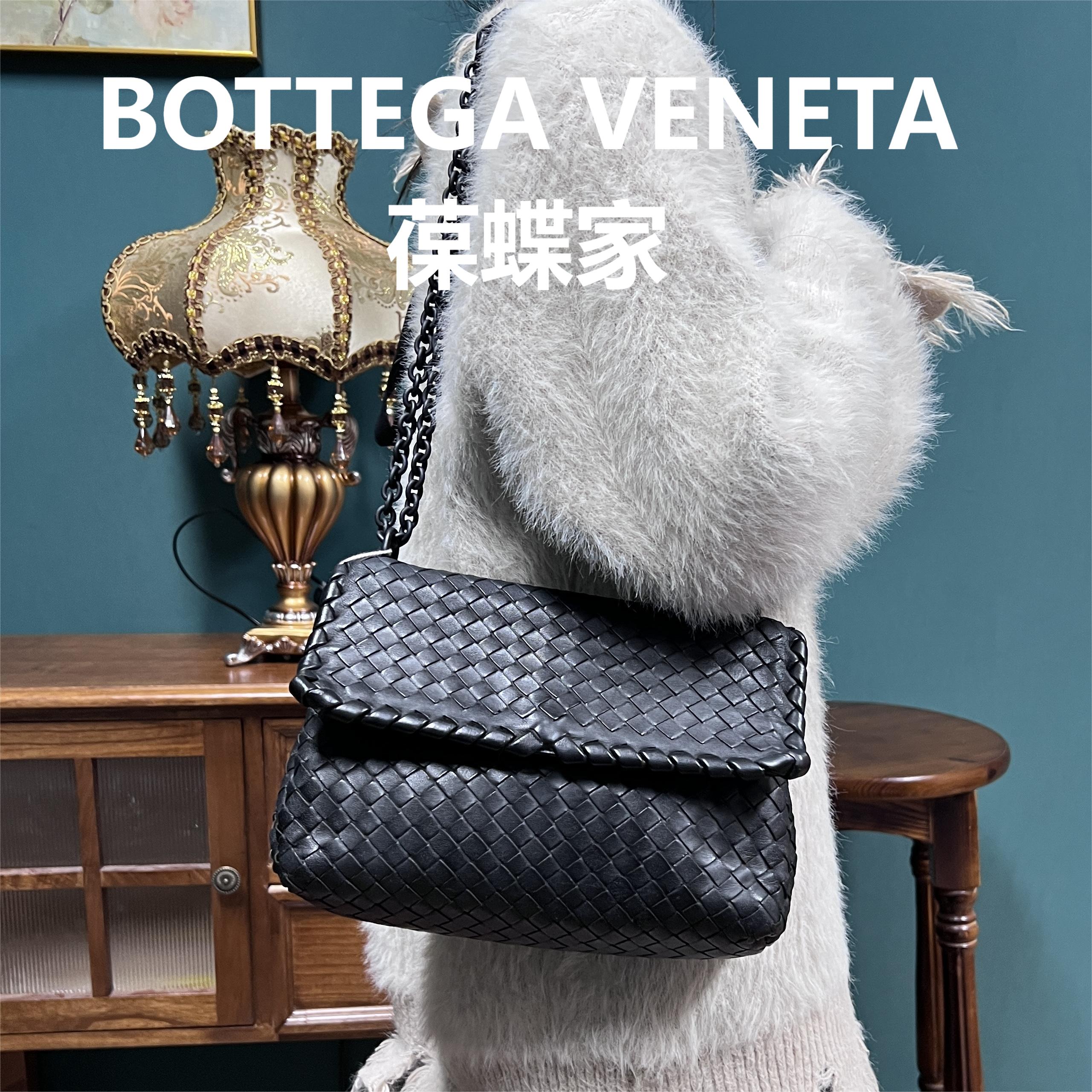 95新 BOTTEGA VENETA/葆蝶家 黑色翻盖链接斜跨包/云海优选/58262