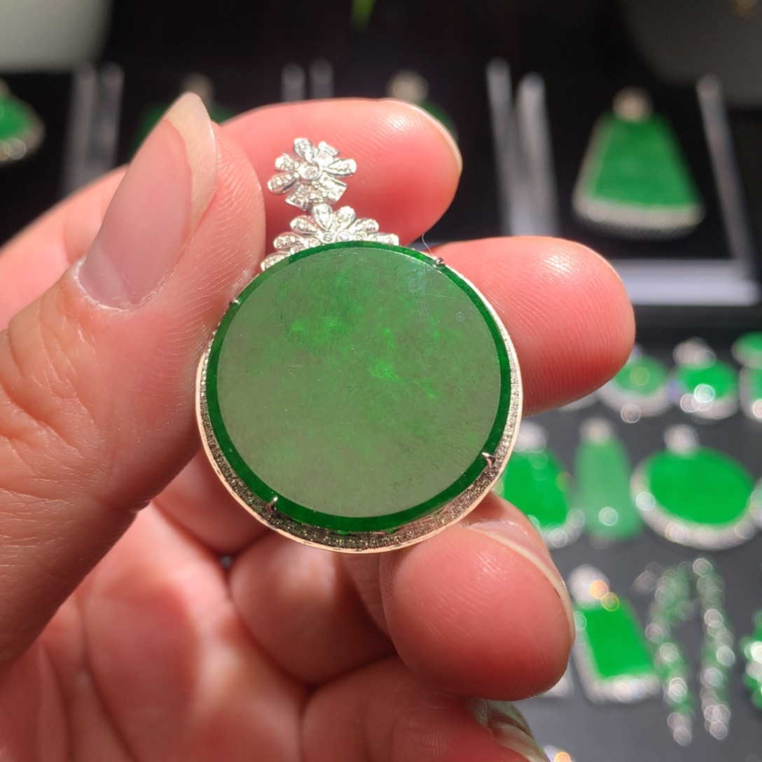 翡翠颈饰18K金镶嵌翡翠