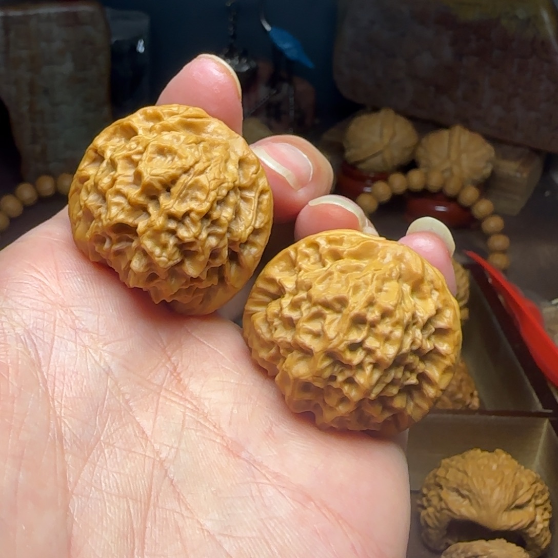 把件桃核鱼籽纹（手捻）