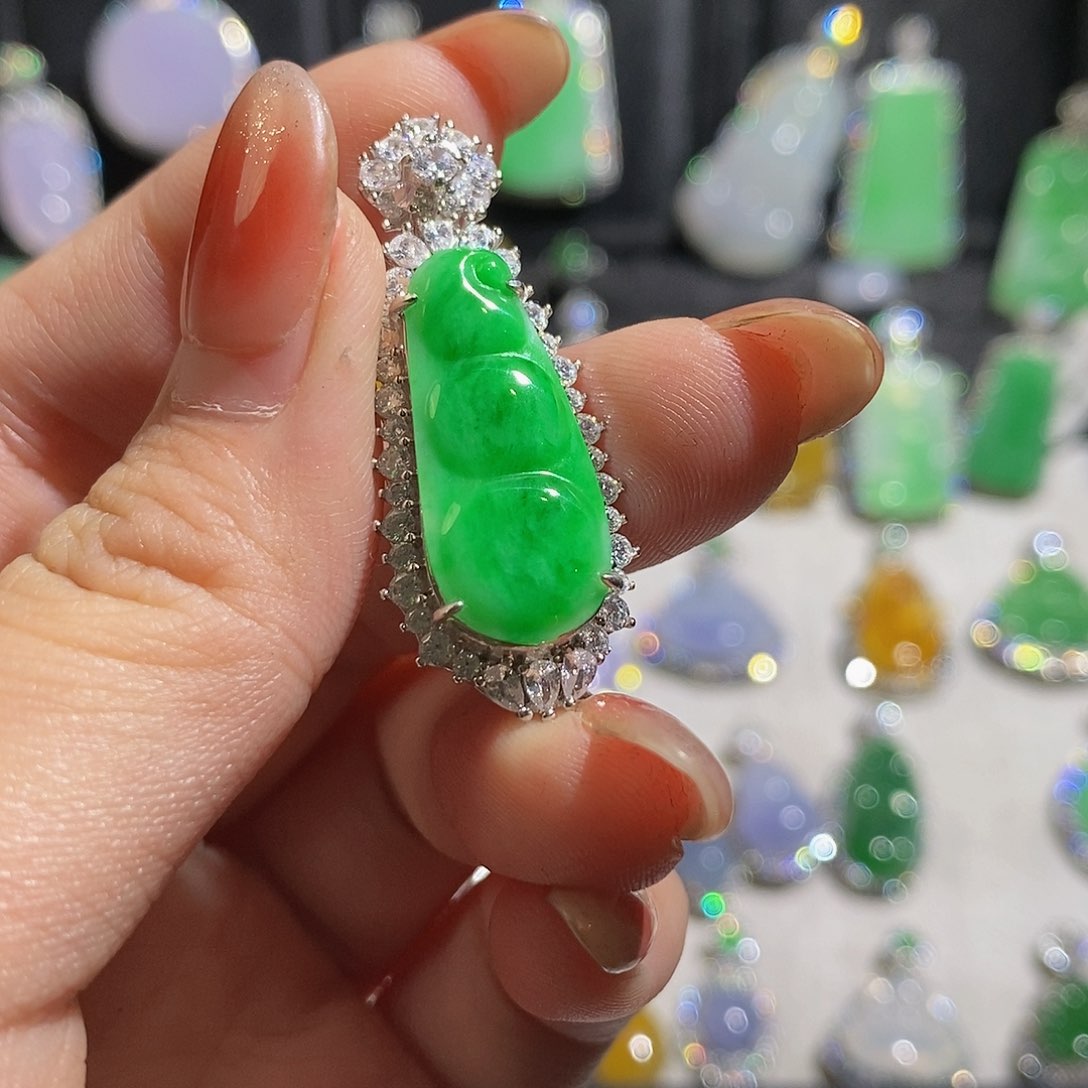 翡翠颈饰银S925镶嵌巧****肉天然翡翠