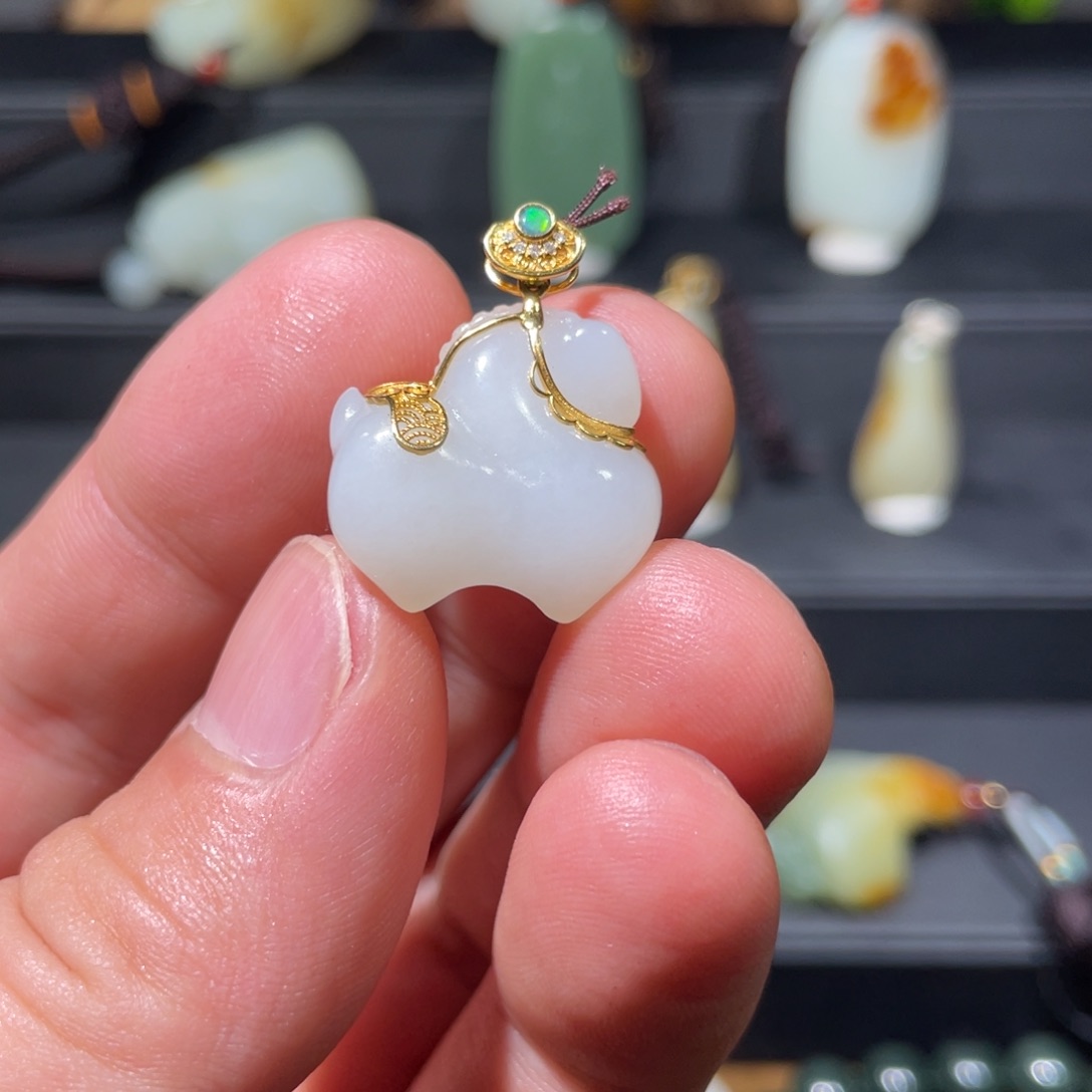 阳***露颈饰未镶嵌和田玉（白玉）