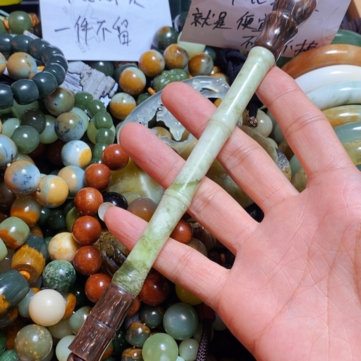 蛇纹石玉颈饰未镶嵌