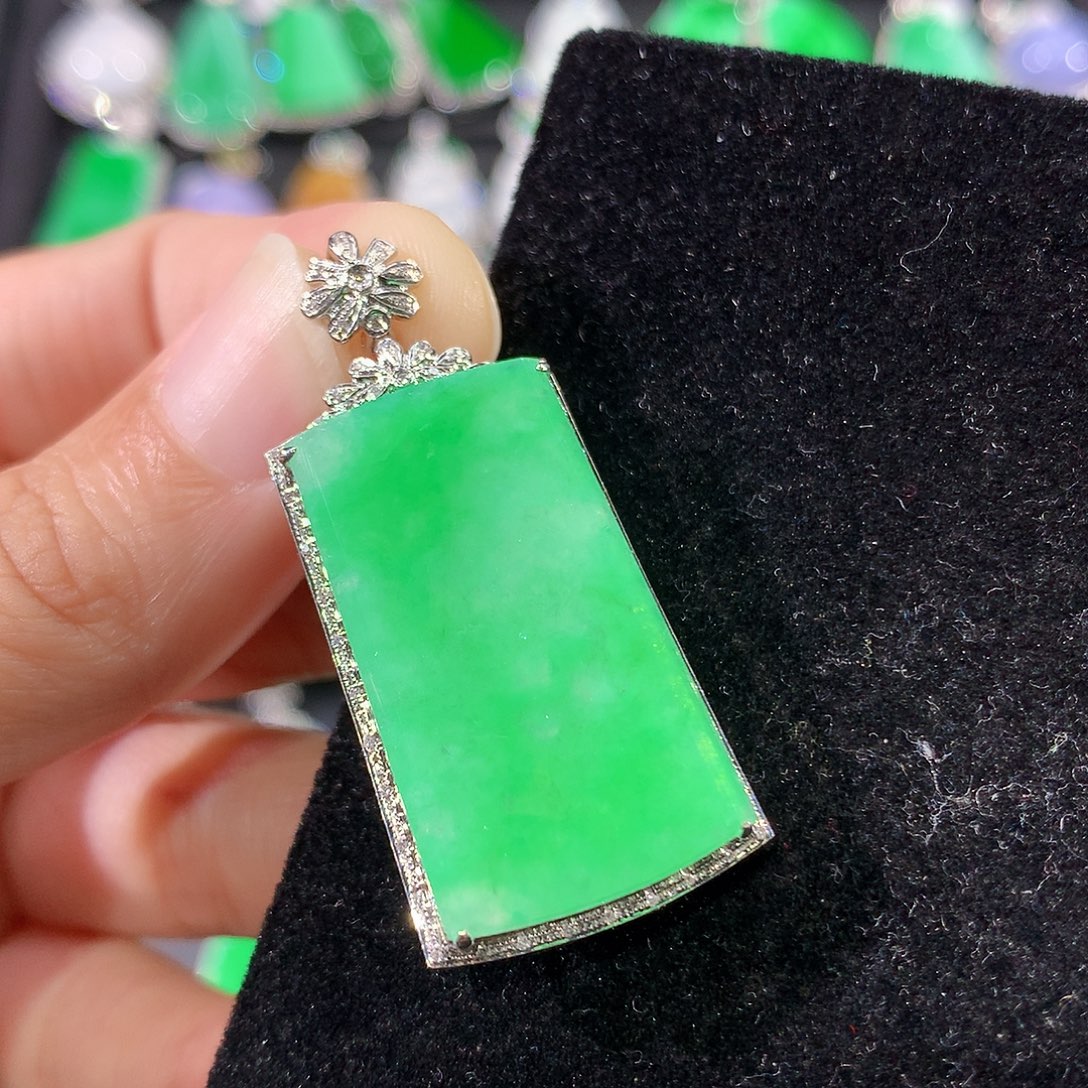 翡翠18K金镶嵌颈饰