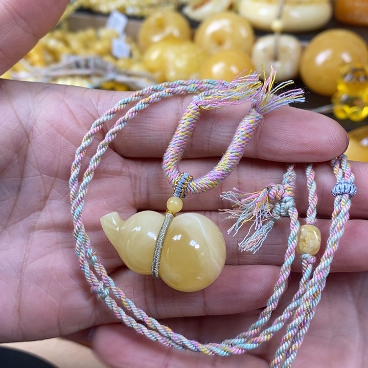 琥珀颈饰未镶嵌葫芦