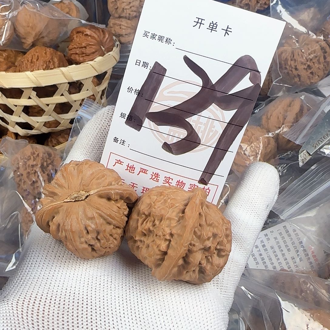 文玩核桃吊坠就*棒白狮子