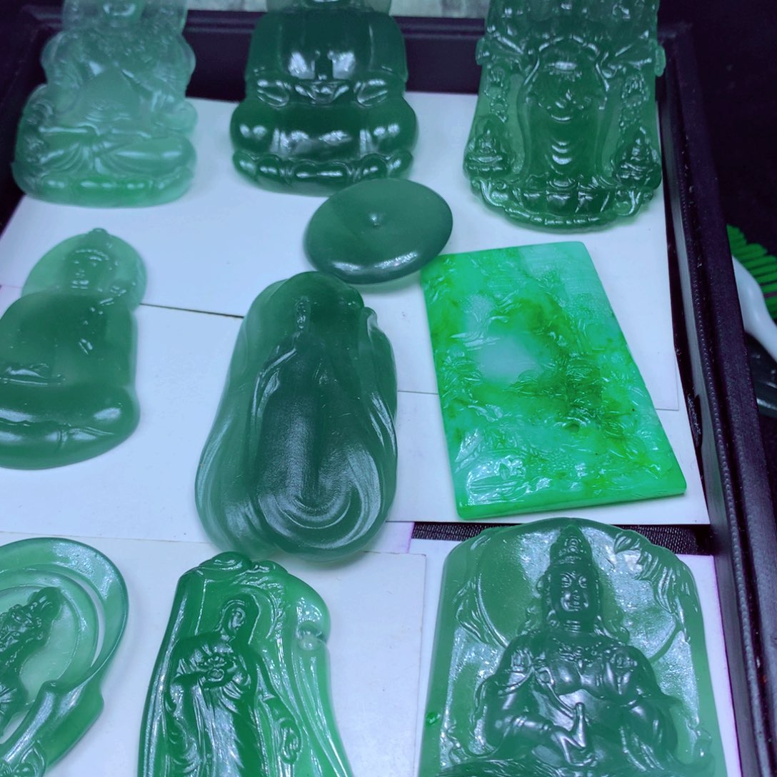 旷****定制翡翠未镶嵌天然翡翠A货毛货挂件