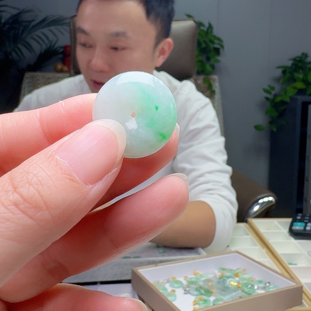 芳***木翡翠未镶嵌吊坠(不含链)天然