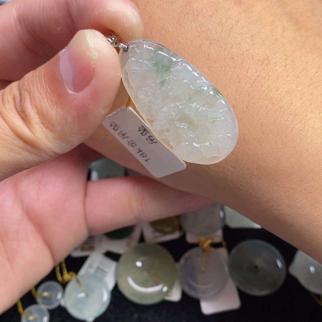 翡翠18K金镶嵌颈饰山水牌