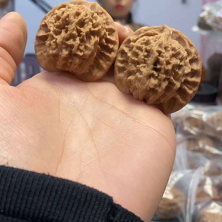 文玩核桃把件42.5红皮乾隆纹