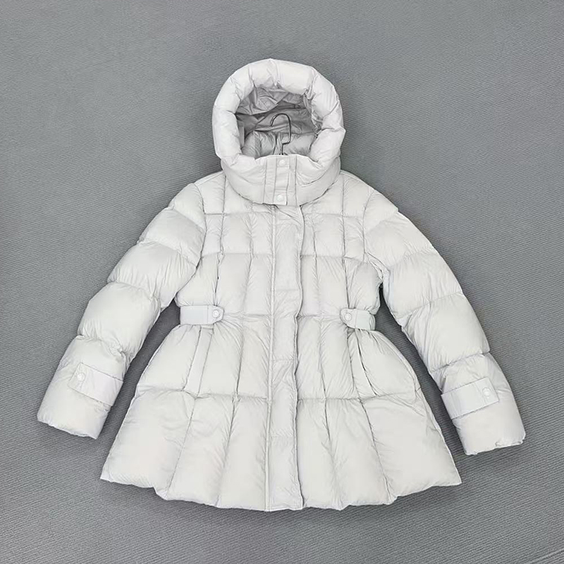 在逃公主小蛮腰白鸭绒国标2025轻奢收腰羽绒服女中长款新款