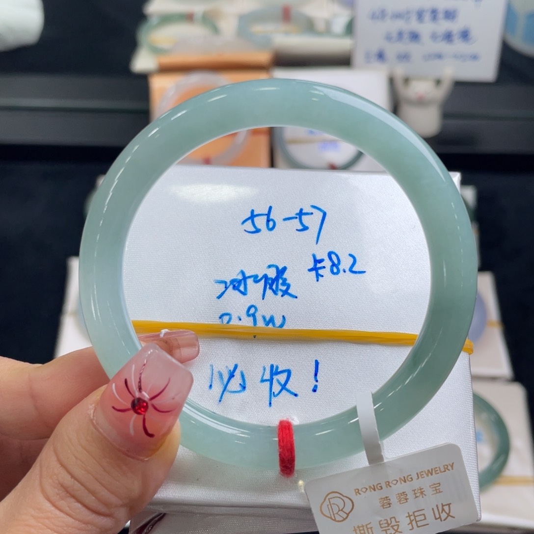 翡翠手镯未镶嵌翡翠手镯