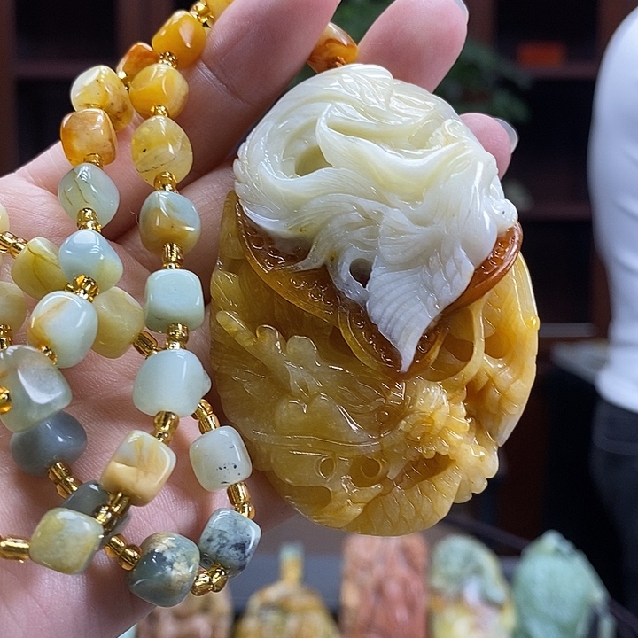 蛇纹石玉未镶嵌颈饰